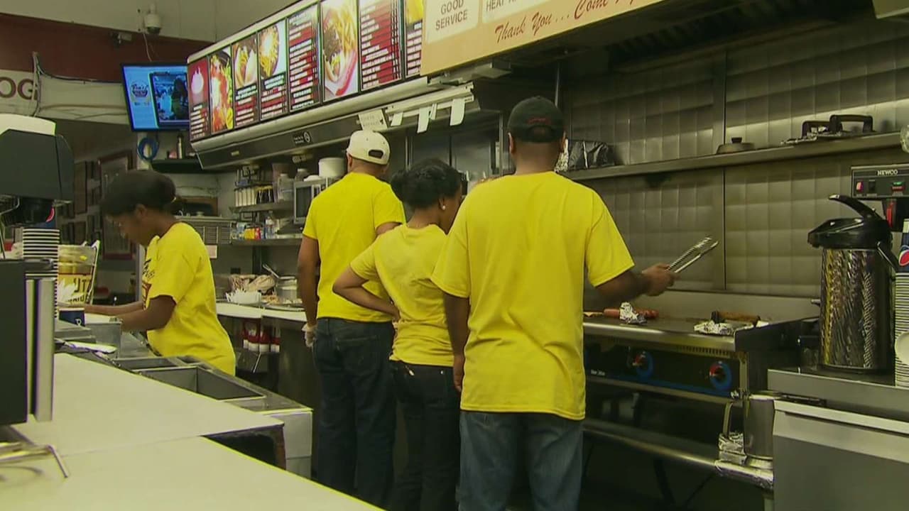 Aumenta salario mínimo en California y genera debate en el sector restaurantero