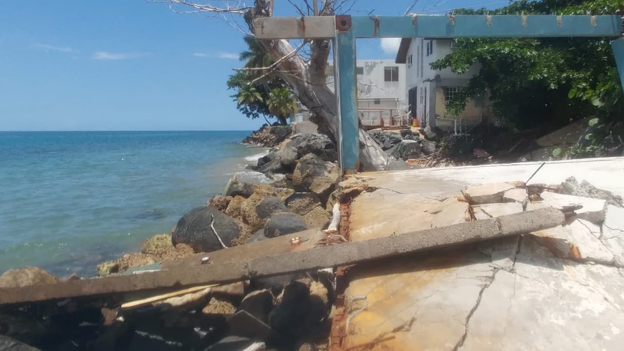Según Ruperto Chaparro, director del programa Sea Grant colocar piedras en la costa colabora a la desaparición de la playa.