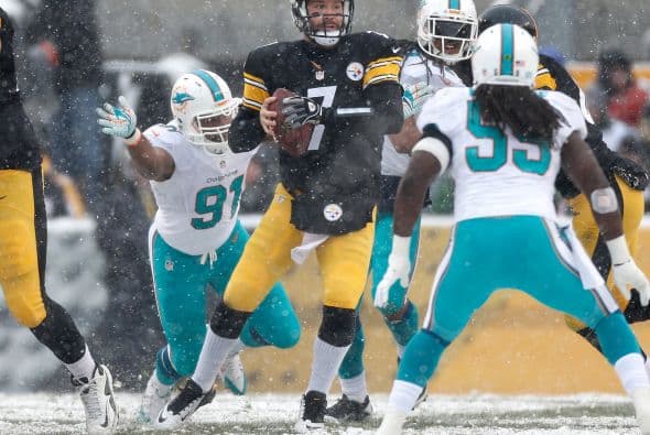 Los fanáticos de los Dolphins ya no hablan de la controversia Incognito/Martin, ni si Ireland o Philbin estarán con el equipo en el 2014, sino que pasan horas calculando… ¡porque tenemos chance de ir a los playoffs! Al principio de la temporada, y sobre todo, después de perder -casi deshonrosamente- contra Tampa Bay y Buffalo, los comentarios sobre Miami eran negativos. Qué si las novatadas, qué si Tannenhill, qué si el running game, qué si la línea ofensiva, que si… qué se yo… Pero ahora, las cosas han cambiado y solo se mencionan las posibilidades que tenemos de jugar en enero. ¡Ay, bendito! Bueno, después de este encontronazo con los portadores de las terribles toallas amarillas, donde salimos vencedores … por media pulgada… 34-28, ya todo me parece posible. Arriba Tannenhill (20 de 33, para 200 yds); arriba Wake and Odrich; arriba Thomas (105 yds, un TD en 16 acarreos); arriba Clay con sus dos TD y arriba Philbin, que mantiene el invicto en la revisión de las jugadas (obtuvo el cambio de “incomplete pass” a TD de Hartline). ¡Arriba, Dolphins, seguimos cuesta arriba!