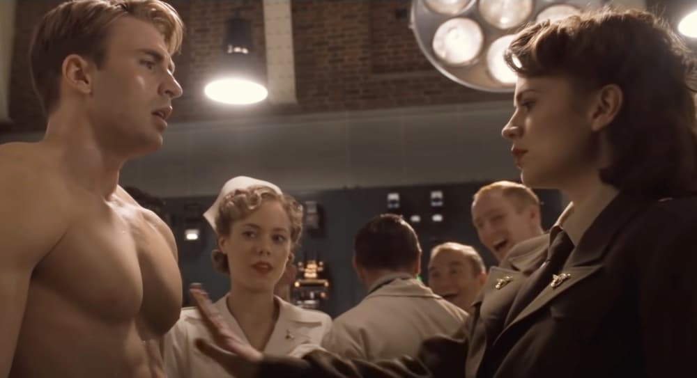 <b>La reacción de Peggy Carter al ver al Capitán América sin camisa </b>
<br>En 'Captain America: The First Avenger', el delgaducho y frágil Steve Rogers obtuvo el cuerpo de un superhéroe gracias al suero del supersoldado. Todos los que estaban presentes en el laboratorio quedaron impresionados por la transformación, pero no tanto como Peggy Carter, quien por poco cede a la tentación de tocar los nuevos pectorales del soldado Rogers.