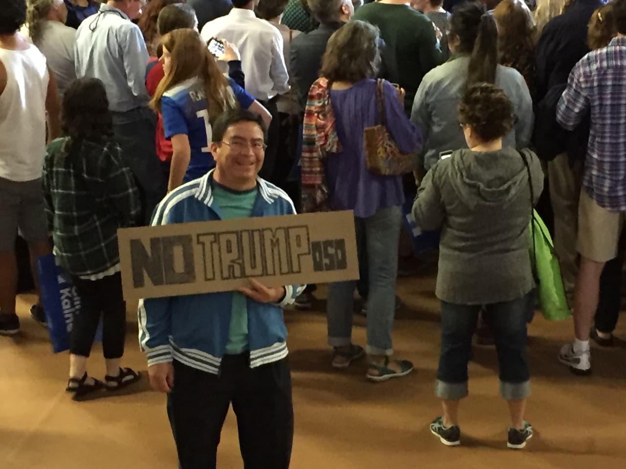 Algunos se atrevieron a llevar carteles para expresar su oposición al candidato Donald Trump