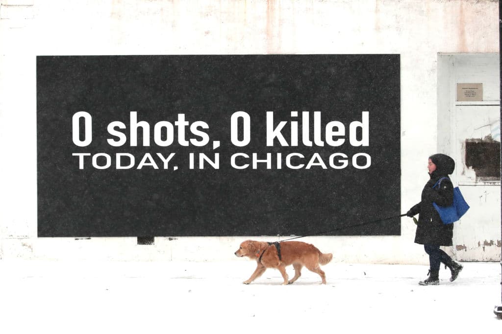 Chicago registró una mínima de 7 grados Fahrenheit (-13 grados C), rompiendo el récord anterior de 8 grados Fahrenheit establecido en 1986, dijo el NWS. La ciudad también estableció un récord diario de nevadas el lunes.