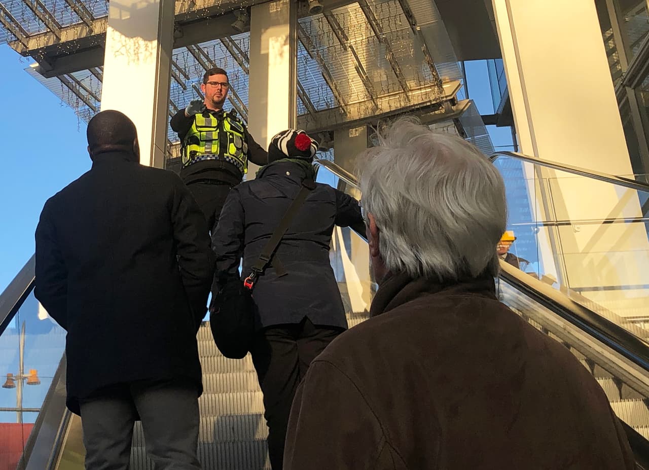Un policía acordona la estación del Puente de Londres luego del ataque.