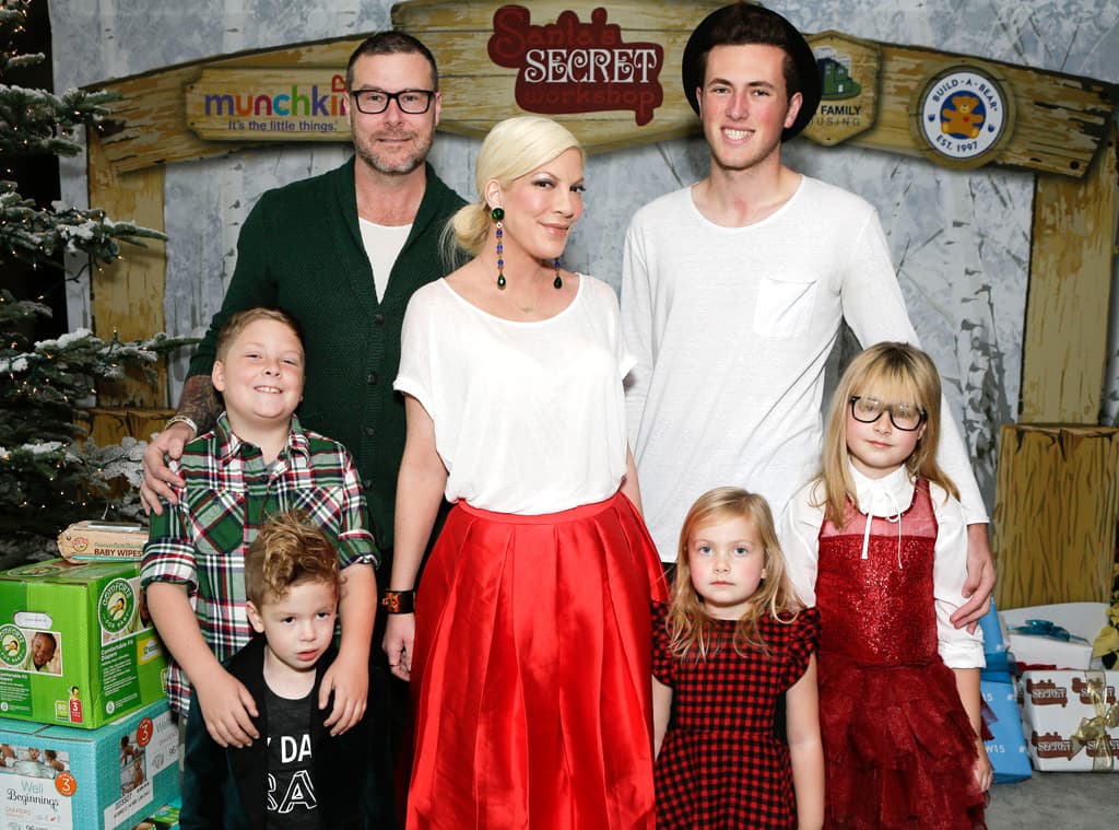 Toda la familia de Tori Spelling, listos para celebrar.