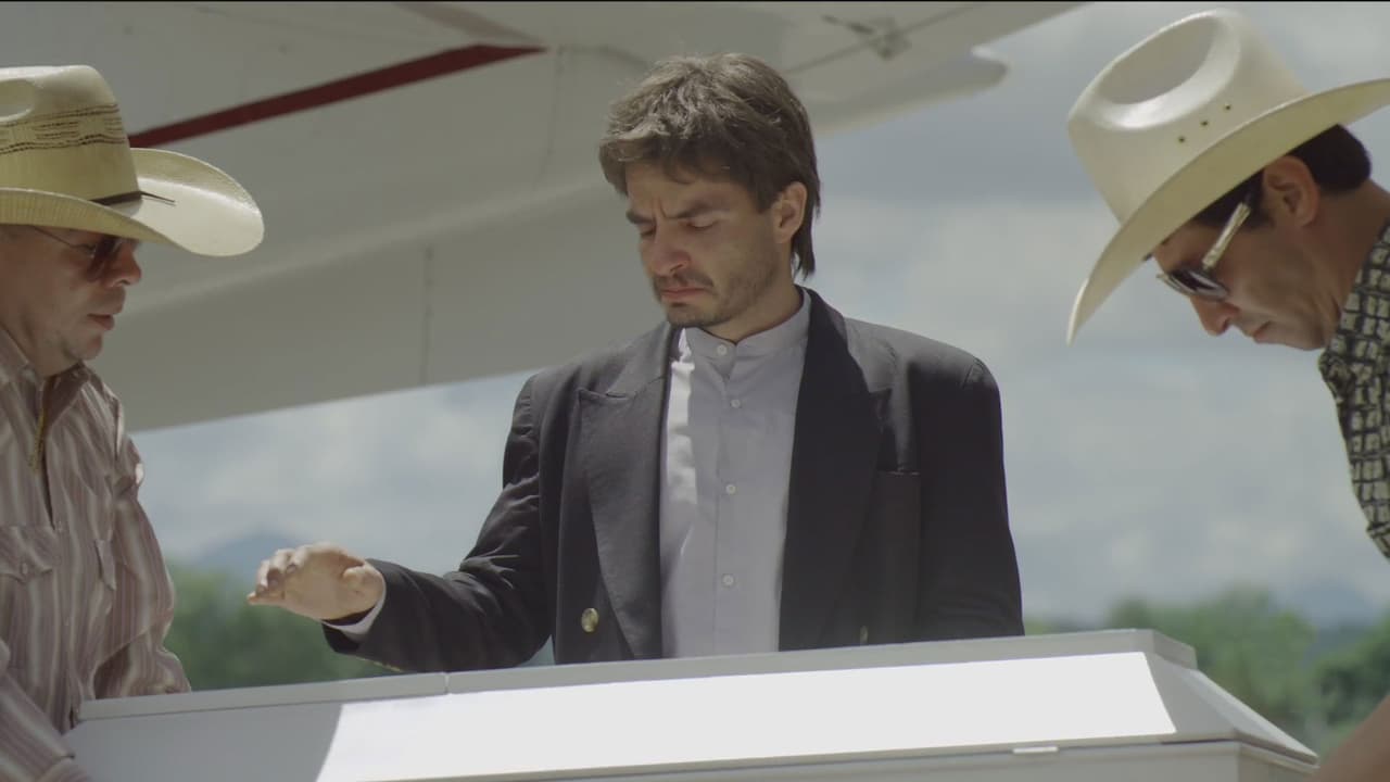 Al 
<b><a href="http://www.univision.com/series/el-chapo/juan-carlos-olivas-es-el-guero-en-el-chapo">'Güero'</a></b> le gustaba usar blazers y camisas formales, no usaba sombrero.