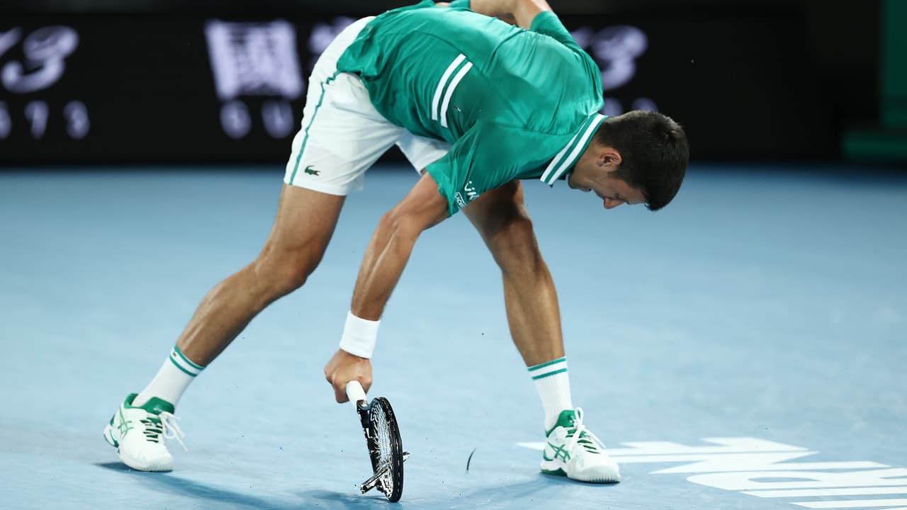 Djokovic rompe su raqueta y asegura que lidia con demonios