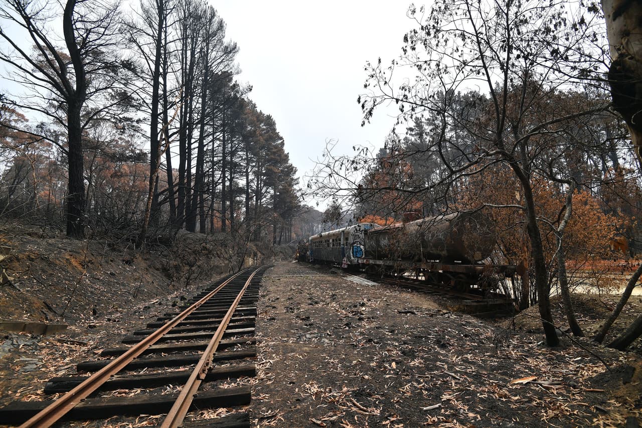 La vía y un ferrocarril en la estación de Clarence en Lithgow, Nueva Gales del Sur, arrasada por el fuego.