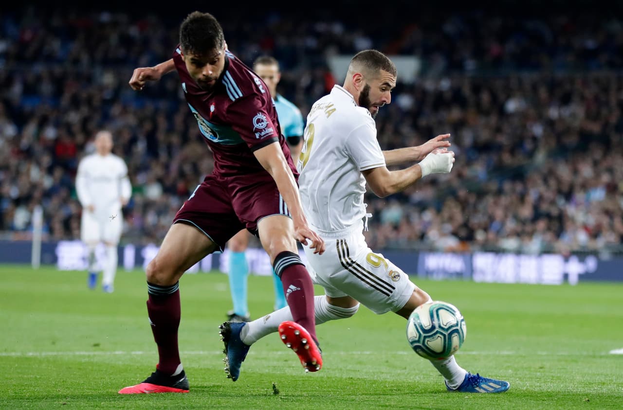 El Celta de Vigo rescató un punto en el Santiago Bernabéu con gol de Santi Mina al final del partido y aunque el Madrid sigue como líder, ya sólo es un punto el que le saca al Barcelona. El Celta sale del descenso por diferencia de goles.