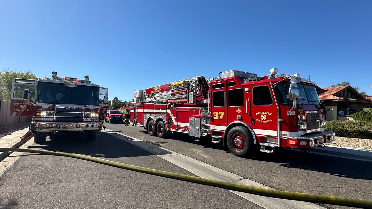 Los equipos llegaron y
<b> encontraron un incendio en el garaje. </b>Cuando los bomberos entraron, encontraron dos vehículos en el interior en llamas.