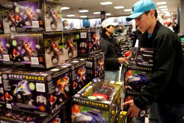 Algunas tiendas en ciudades como Nueva York decidieron abrir sus puertas desde la medianoche del jueves, recortando la espera de cientos de consumidores que formaron largas filas desde la tarde del jueves.