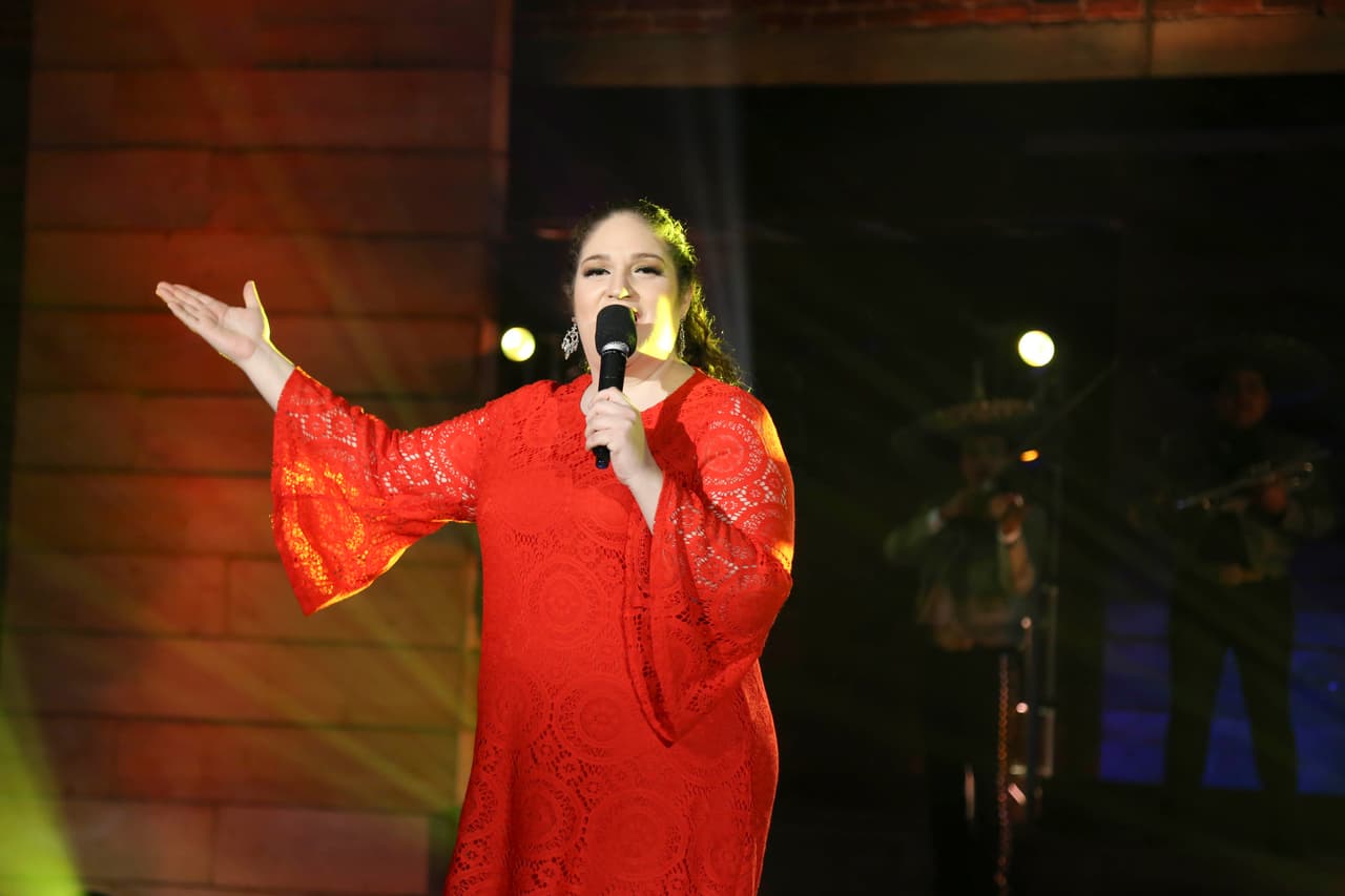 <a href="http://www.univision.com/shows/la-reina-de-la-cancion/beatriz-delgado-lleno-el-escenario-con-su-voz-al-cantar-hermoso-carino-video">Beatriz Delgado llenó el escenario con su voz al cantar 'Hermoso Cariño'</a>.