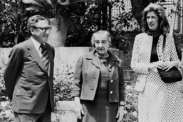 Kissinger y su esposa Nancy con la primera ministra minister Golda Meir (Centro de la foto) en Tel Aviv el 2 de mayo de 1974.