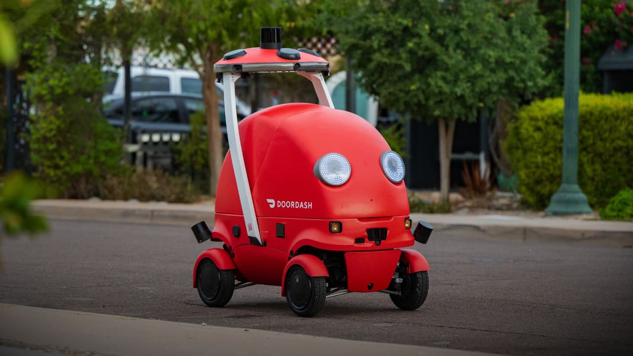¿Se acaba el delivery humano? DoorDash lanza a Dot, su robot repartidor en Estados Unidos