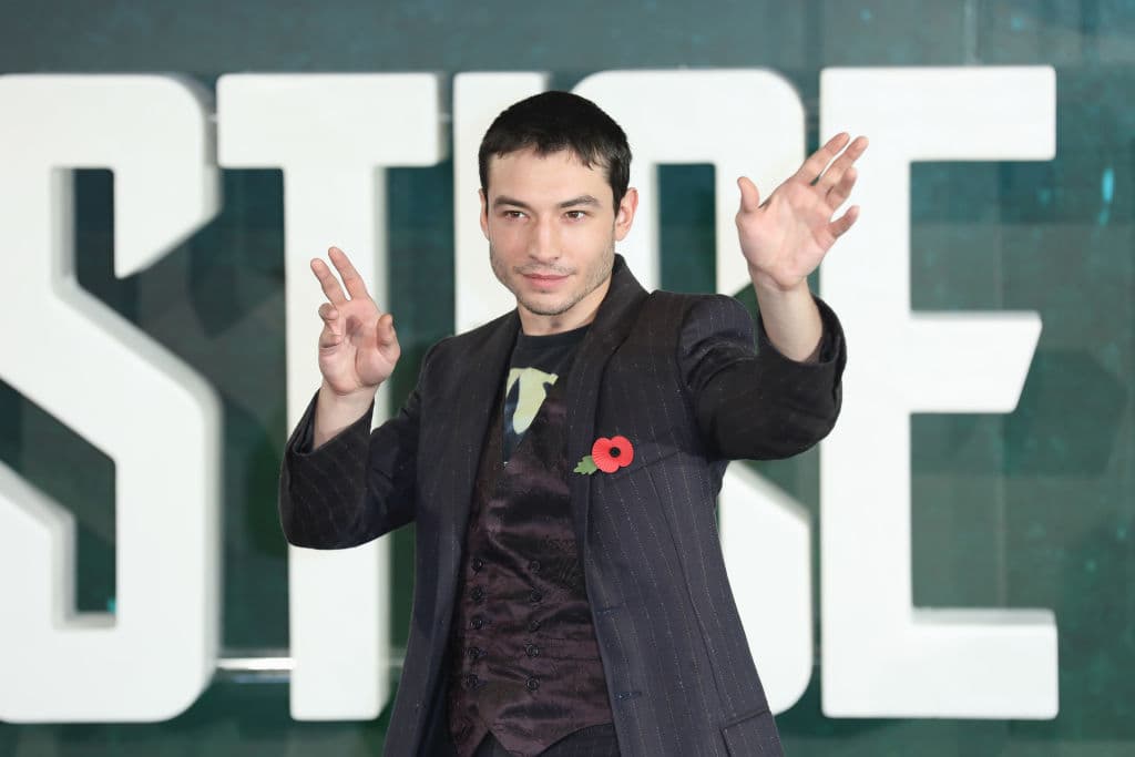 <b>Ezra Miller</b>
<br>Hoy es famoso por interpretar a Flash en las películas de DC y por su papel de Credence Barebone en ‘Fantastic Beasts’, las precuelas de ‘Harry Potter’, pero en 2009 cuando era niño apareció en ‘Law and Order: SVU’ en el episodio 20 de la décima temporada.