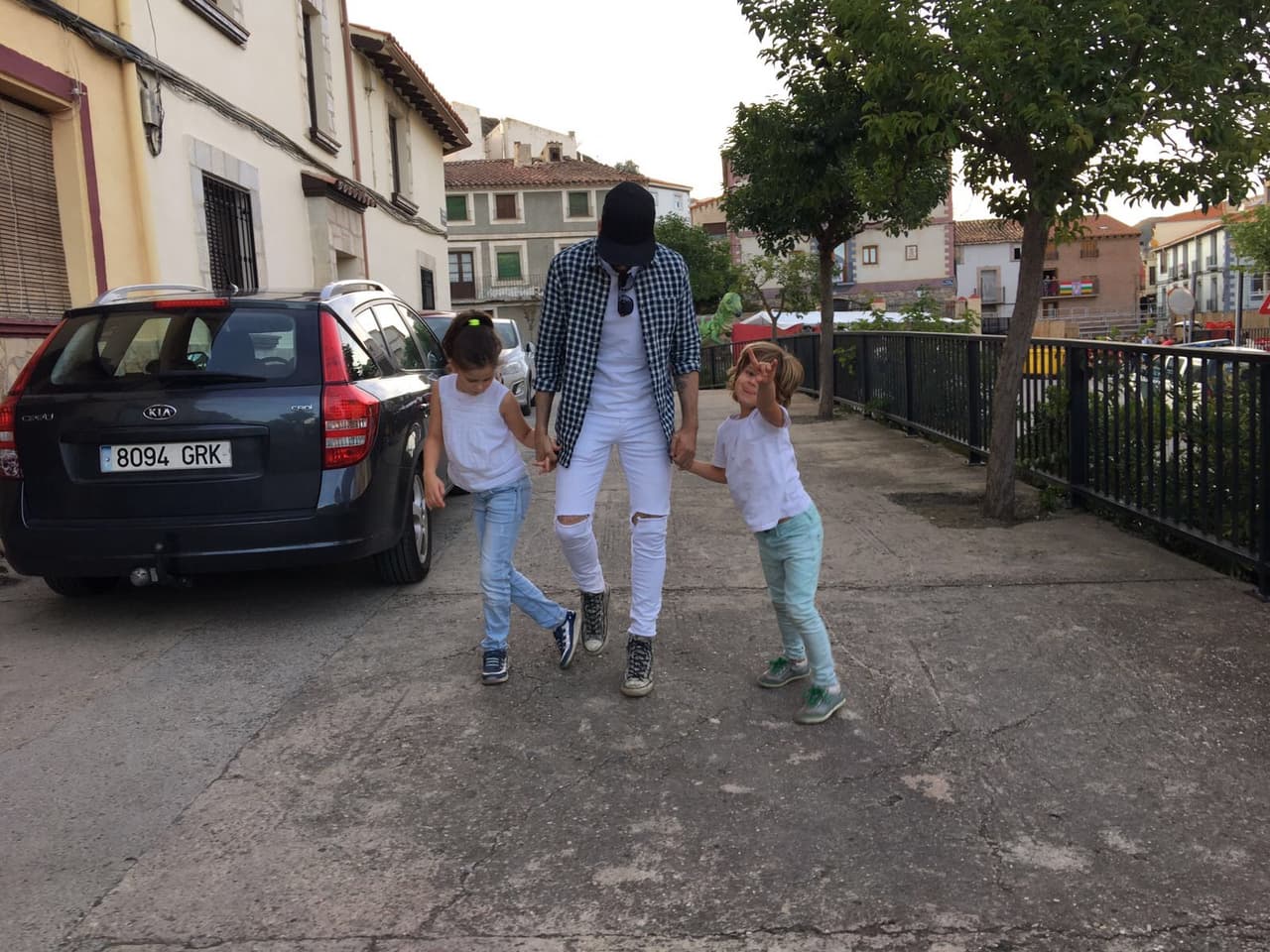 Allí lo recibieron sus sobrinos Emma y Jorge.