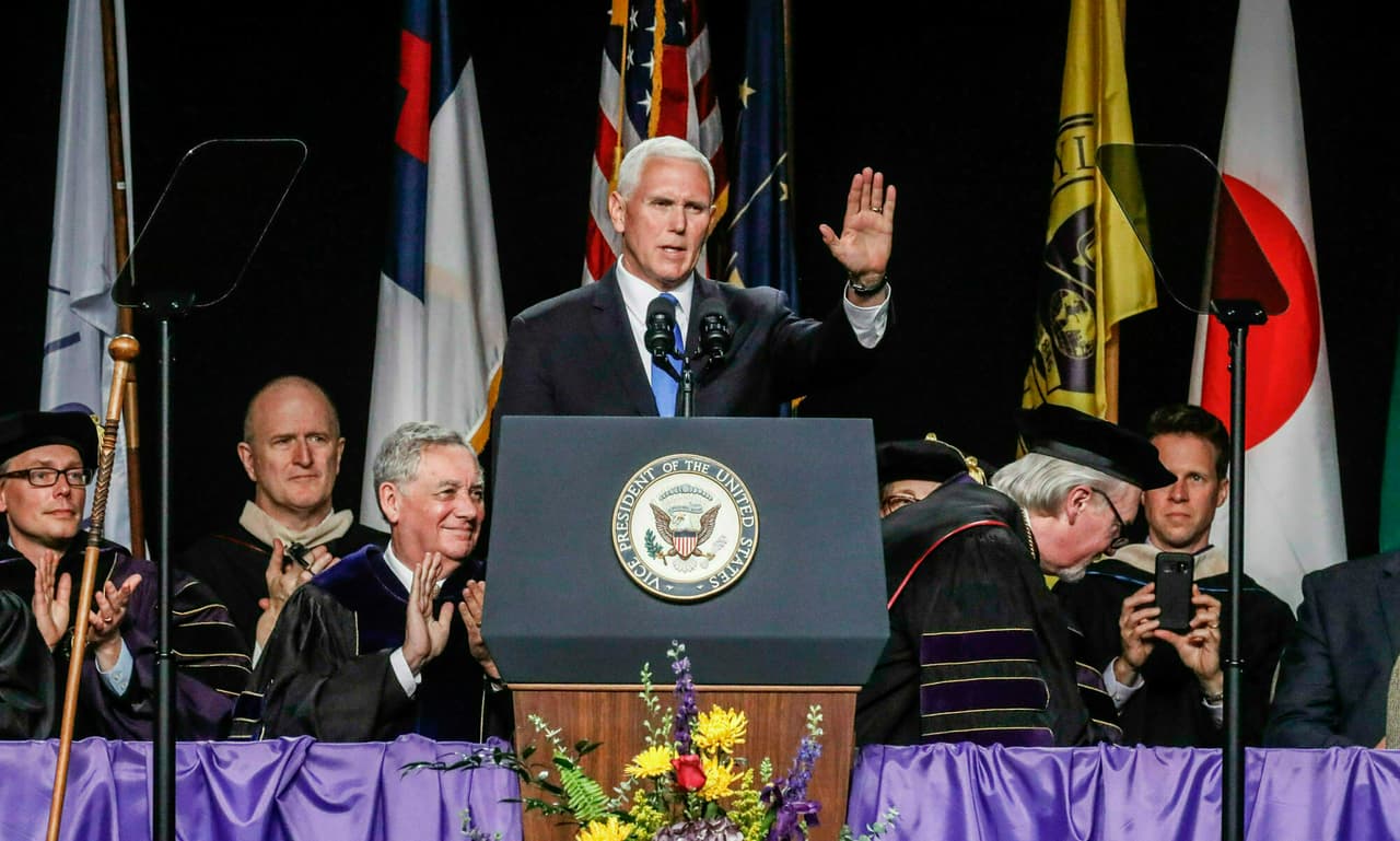 Protestan por presencia del vicepresidente Pence en ceremonia de graduación