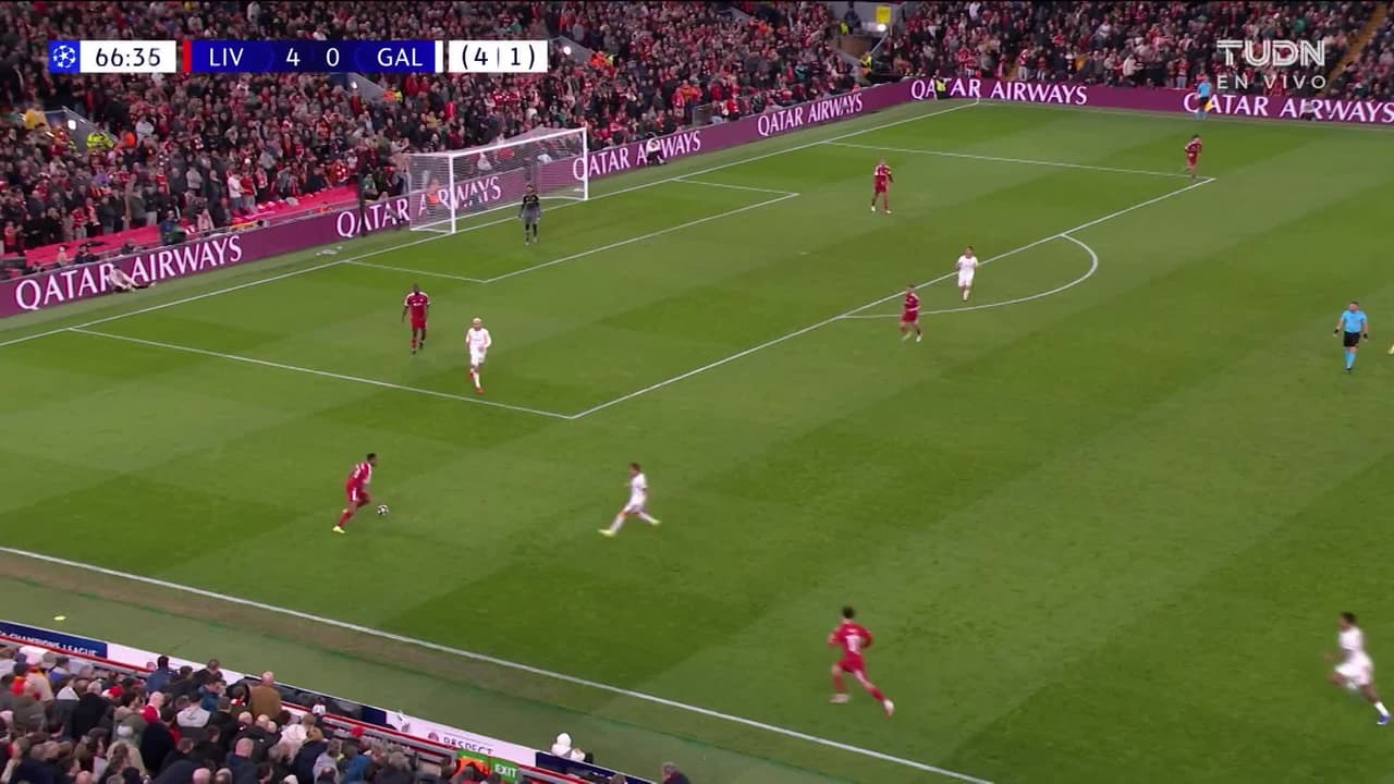 ¡CERCA! Mohamed Salah disparó que se estrella en el poste.