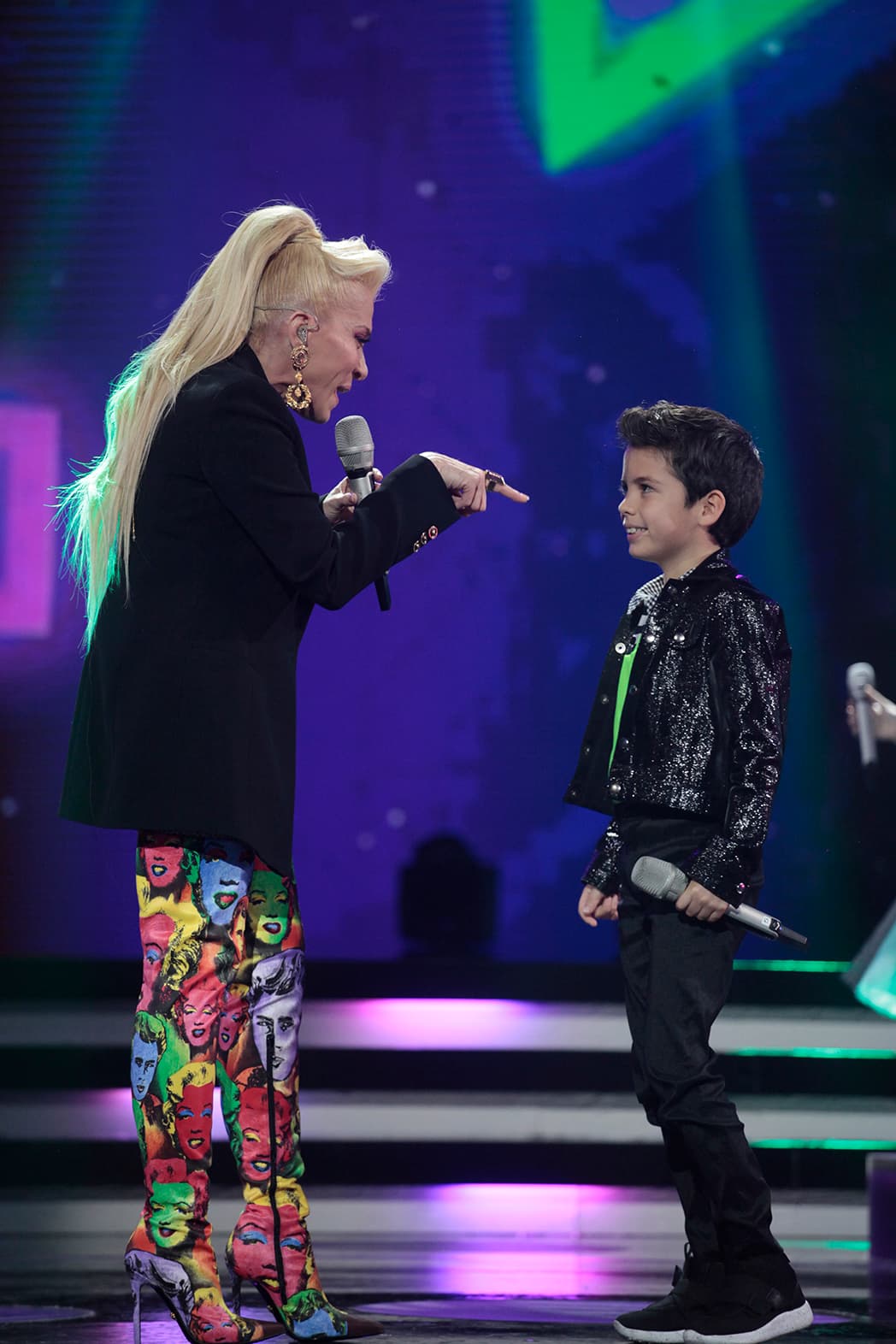 A la hora en que compartió el escenario con los cantantes de los cuatro escuadrones, Yuri volvió a cambiar de ropa. Llegó al escenario con el conjunto de Gianni Versace del que hablaba Verónica. El costo de este atuendo completo es de casi cinco mil dólares.