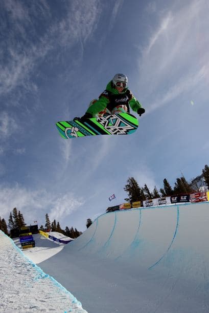 Pocos imaginarían que debajo de ese traje se esconde una de las mujeres más hermosas de Sochi 2014.