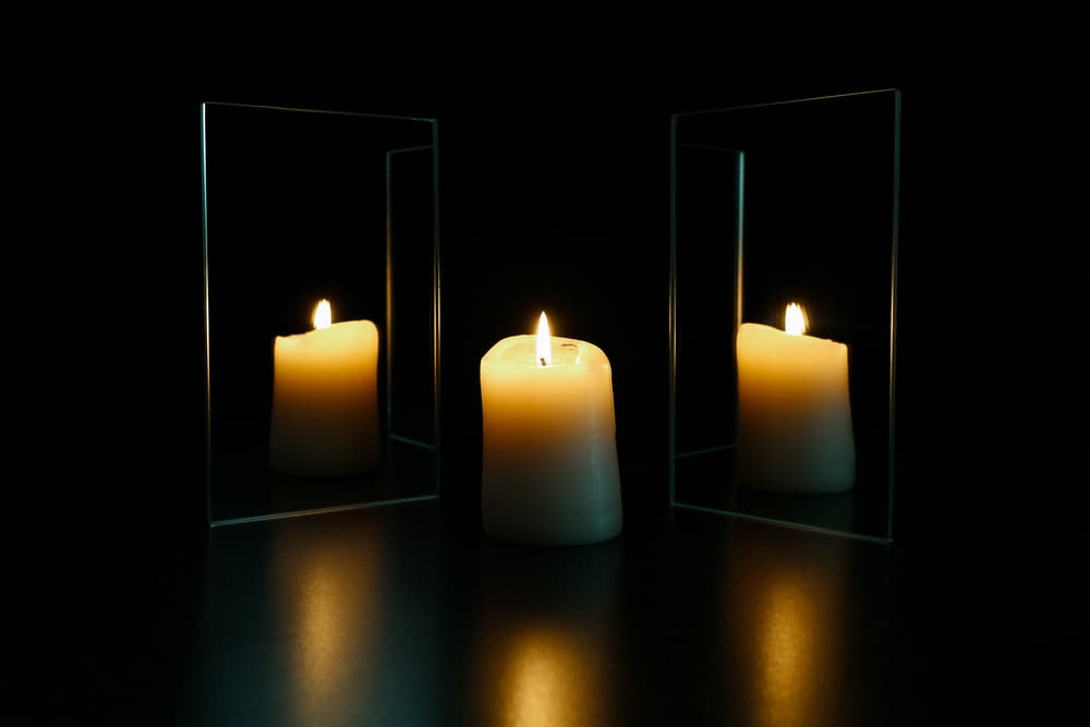 Hay una antigua leyenda oriental que habla de una joven cuyo parecido físico con su mamá era muy grande. Cuando aquella estaba a punto de morir le dijo: "toma este regalo, ahí estaré yo siempre. Si estás triste yo lo estaré, si sonríes yo sonreiré".