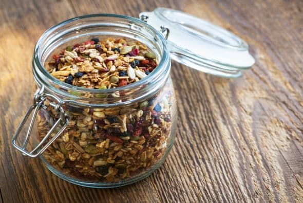 Granola. Esta mezcla de nuez, avena, miel y otros ingredientes proporciona energía, vitaminas y minerales, como calcio, zinc y cobre.