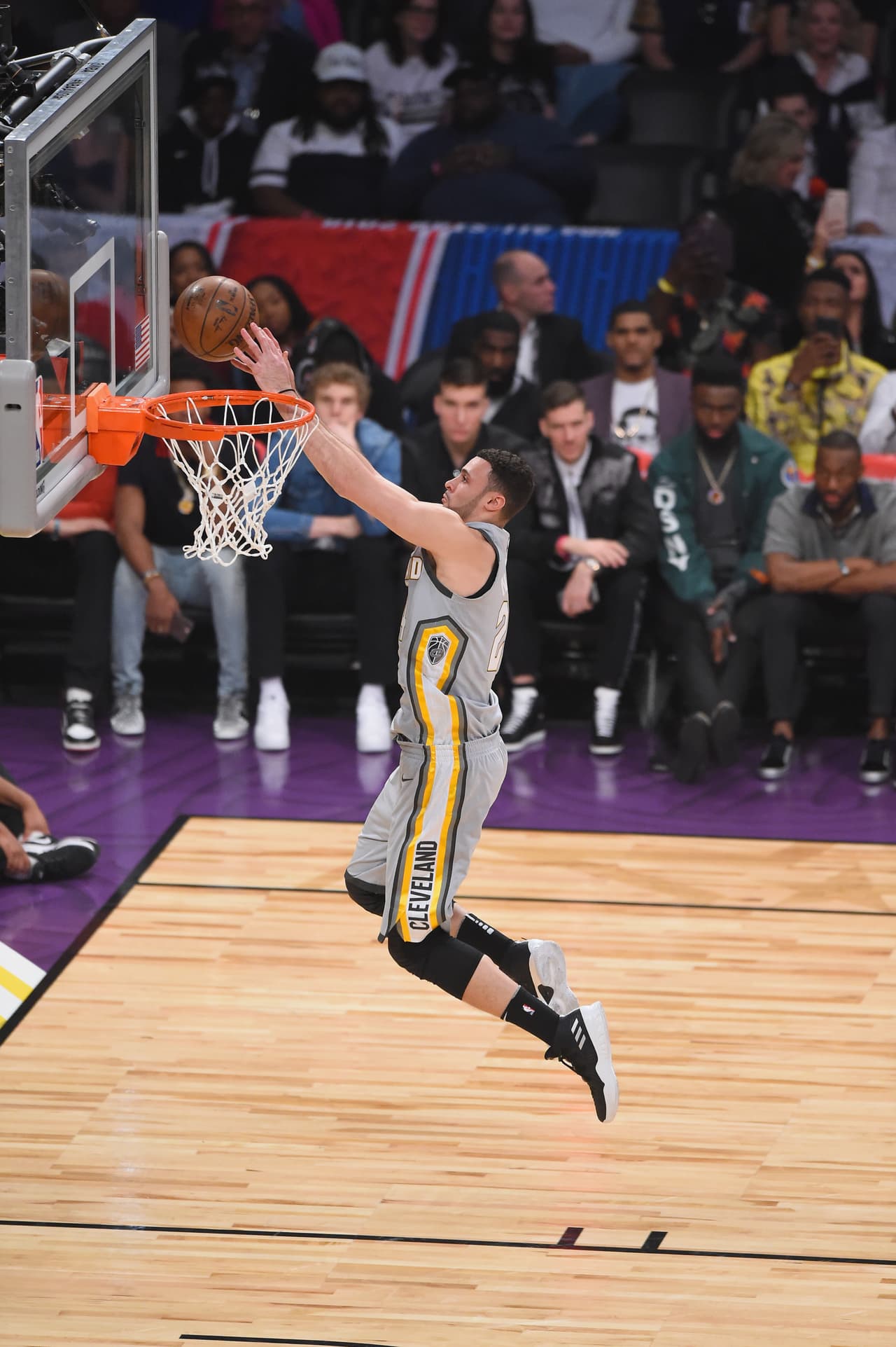 Donovan Mitchell, jugador del Utah Jazz, se convirtió en campeón del concurso de clavadas al vencer a Nance Jr. por 98-96. Te presentamos las mejores ejecuciones de la noche.