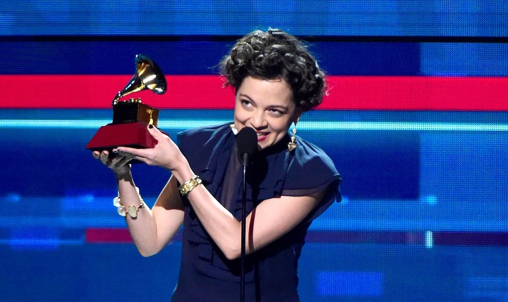 Natalia Lafourcade, gran triunfadora en unos politizados Latin Grammy