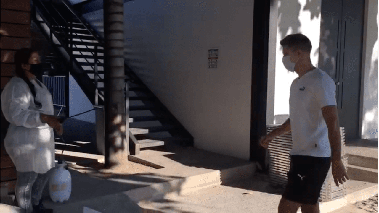 Jesús Molina llegó solo con cubrebocas, pero pasó por el riguroso y delicado proceso al sanitizarlo.