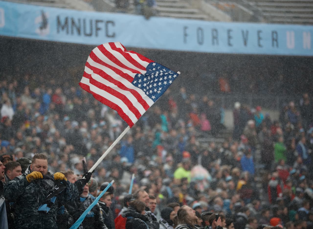 En la tribuna los aficionados de los 'Loons' no se dejaron espantar por la fuerte nevada, y el frío inclemente, gozandop cada minuto del partido y alentando sin parar.