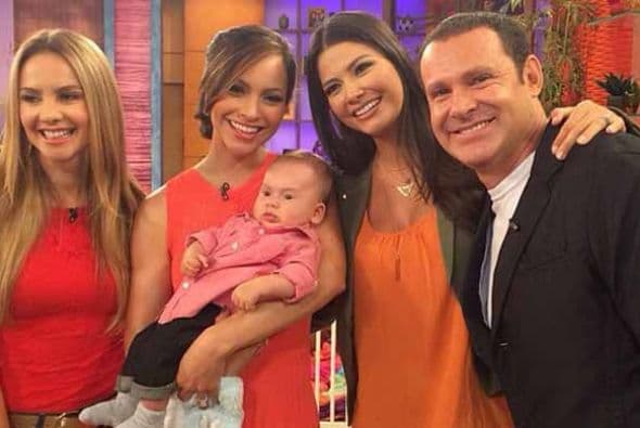 ¿No son encantadores ella y su inseparable bebé?