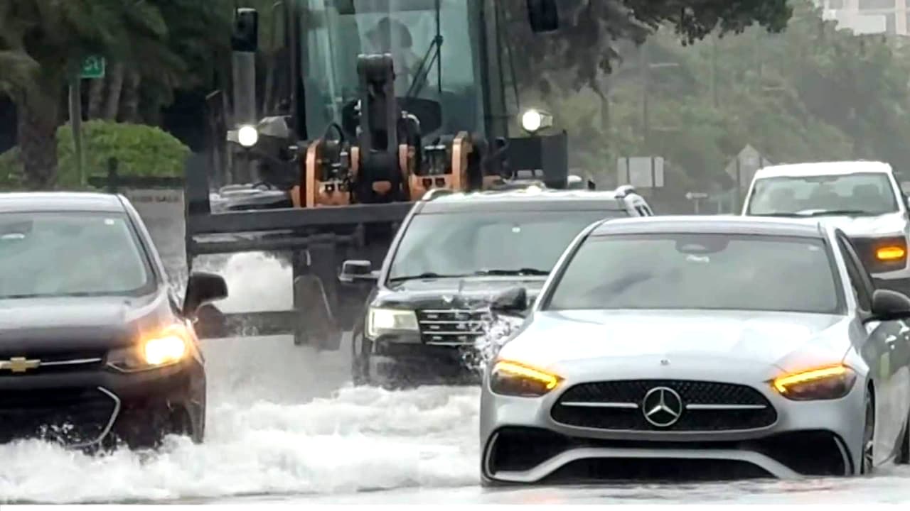 Marea del rey más alta del año provocan inundaciones en el sur de Florida