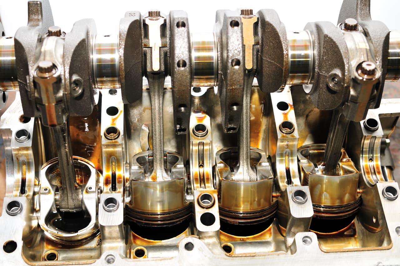 El aceite es “la sangre de un motor a combustión interna”. Este lubrica, enfría y limpia sus partes internas. Por eso es importante revisarlo, por lo menos una vez al mes, para maximizar la vida de tu motor y evitar reparaciones costosas. Sigue los siguientes pasos: