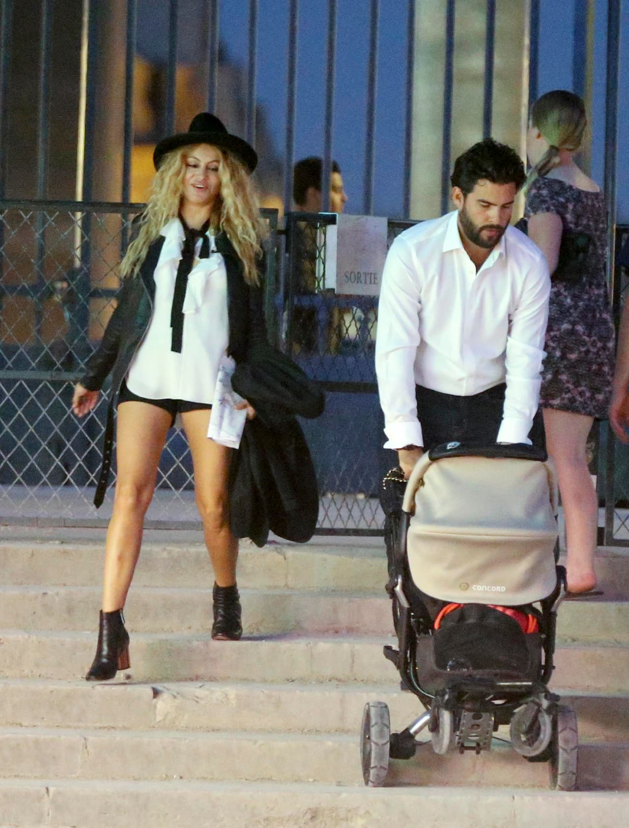 "
<b><a href="https://www.univision.com/famosos/estas-son-las-cuatro-acusaciones-que-jerry-bazua-lanzo-contra-paulina-rubio-que-involucran-a-su-hijo-fotos" target="_blank">Paulina: No tienes vergüenza</a></b> de interponer una demanda contra 'Colate', con todos los detalles que le pones e inventas, cuando tú tienes ya casi cinco meses sin darme información de Eros. Ni fotos, ni llamadas, ni visitas, nada absolutamente nada... Además, dejas al bebé con quien tú quieres...”, escribió Jerry luego que la cantante anunciara que demandaría a Nicolás Vallejo, 'Colate', padre de su primer hijo Andrea Nicolás, por supuestamente violar el acuerdo de custodia compartida.