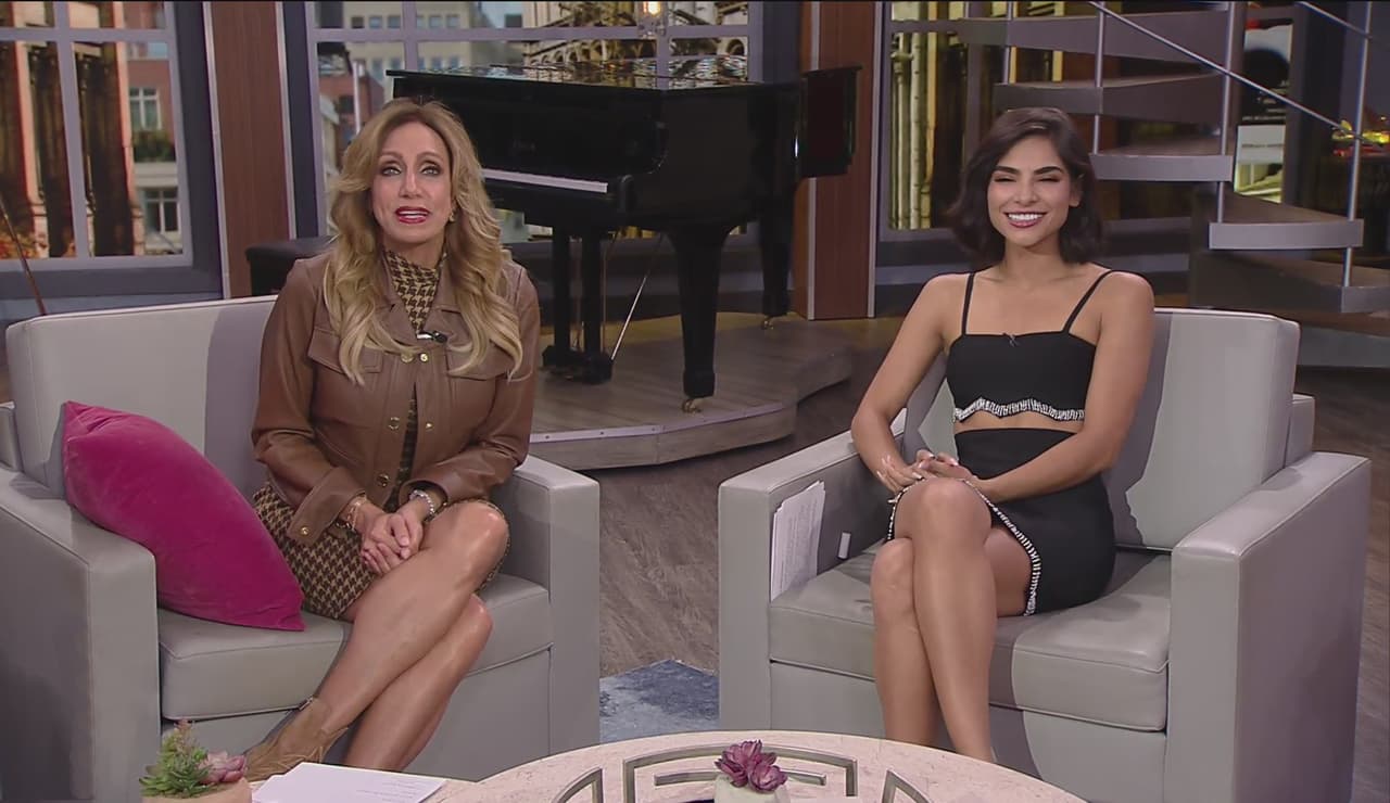 En El Gordo y La Flaca Lili confesó que su hija se fue a desfilar, aunque ella le había pedido que no lo hiciera: "Como regresé en la noche de Nueva York me perdí de esto señores, mi hija se me fue a modelar. Bueno, no puedo decir que sin mi permiso, pero yo le pedí que como yo no estaba 'hija mejor no vayas que tu mamá no está', pues no, ella quería modelar y se fue con mi querida estilista Claudia Zuleta y Giannina Azar, la diseñadora dominicana que yo me he vestido varias veces de ella".