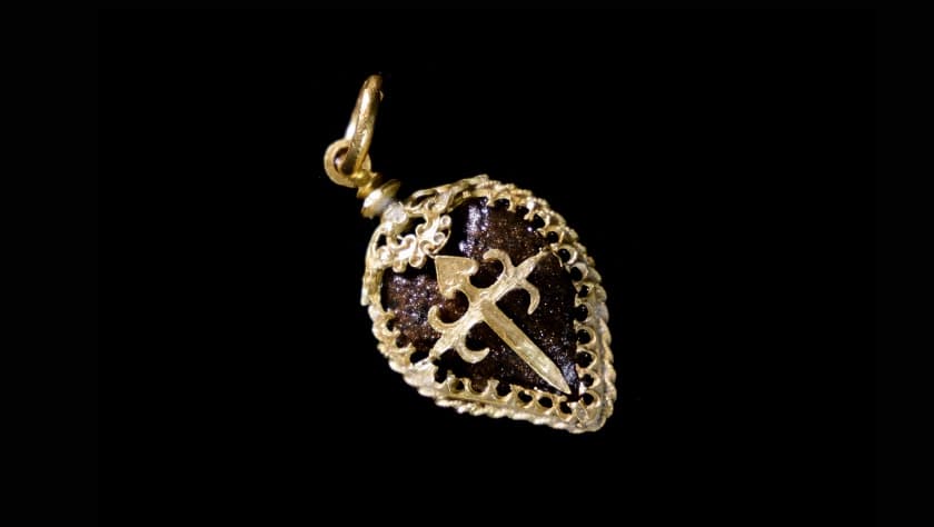 Colgante en forma de vieira de oro y piedra de bezoar de la Orden de Santiago con una cruz de Santiago en el centro.
