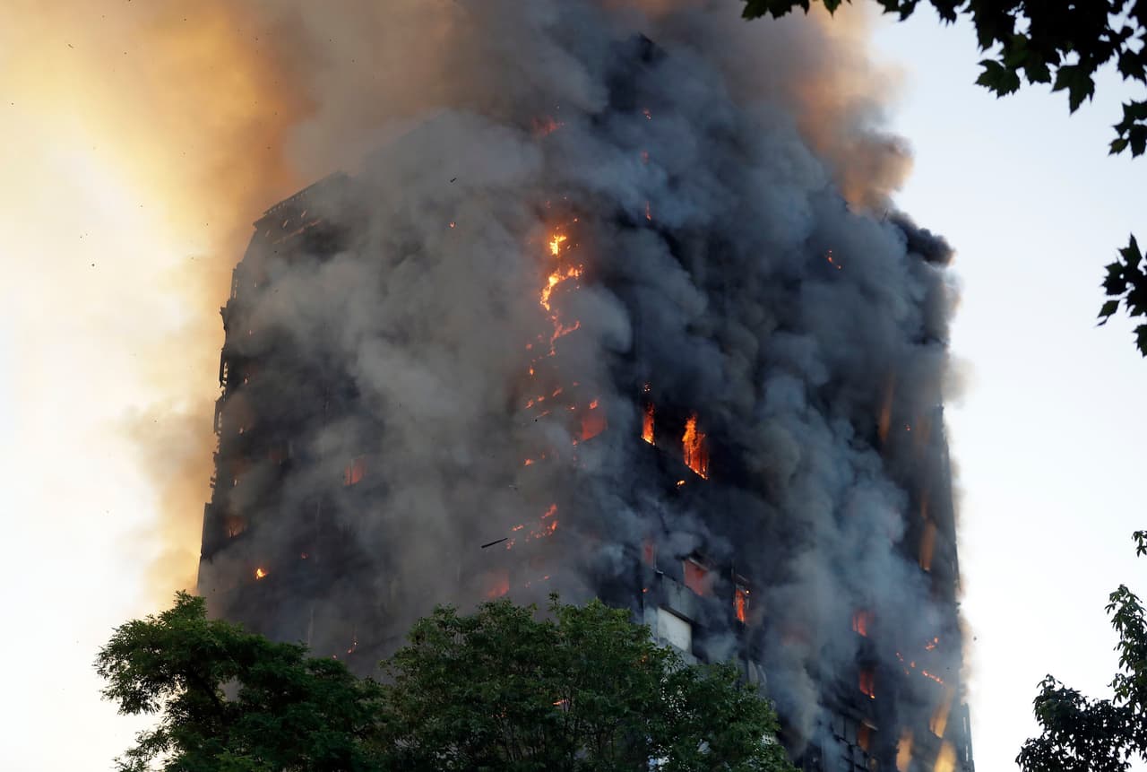 El humo también envuelve la torre de apartamento de Londres que se incendió esta madrugada.