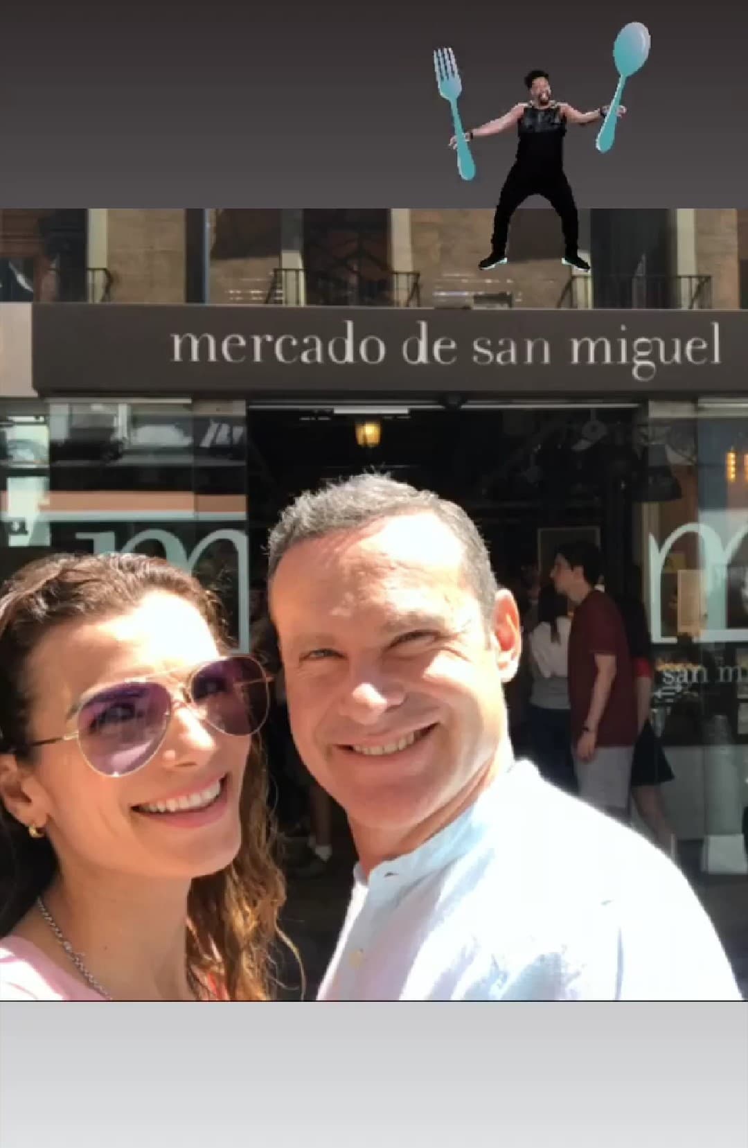 El conductor mexicano también disfruta de los viajes en familia, recientemente pasó unos días en Madrid, la visita a la ciudad europea fue por cuestiones laborales, sin embargo no dudó en llevar a su esposa Cristy Bernal. Mantener la llama del amor encendida es una de las finalidades del presentador de 48 años.
<br>