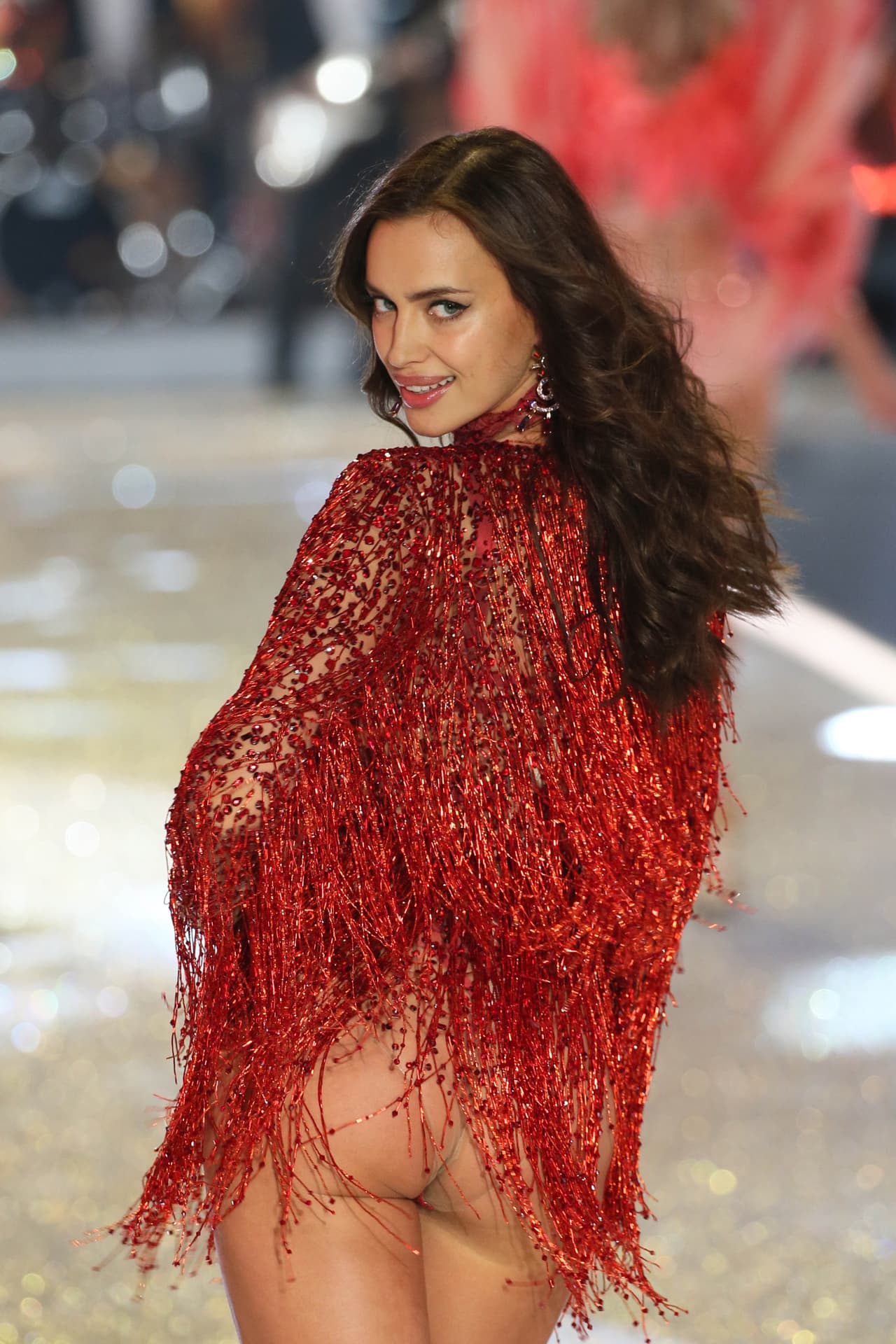 La supermodelo y su pareja, el actor Bradley Cooper, ya le encargaron a la cigüeña.