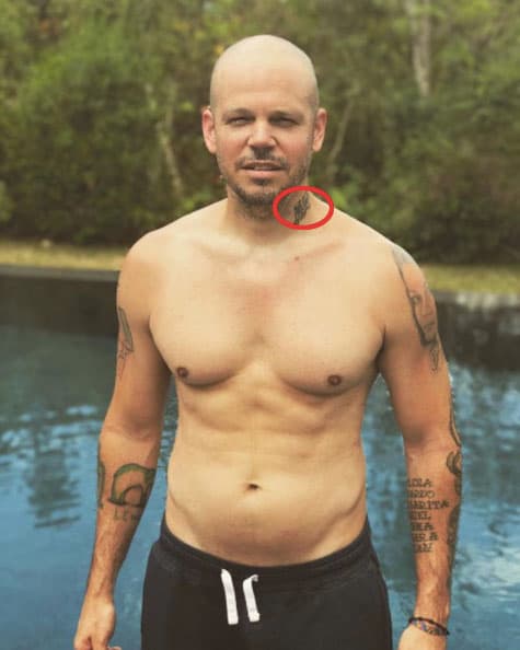 <b>Residente</b>: René tiene su cuerpo tatuado, sin embargo, hay uno en especial que lo caracteriza y es que dice “Acuarela” en su cuello.
<br>
<br>