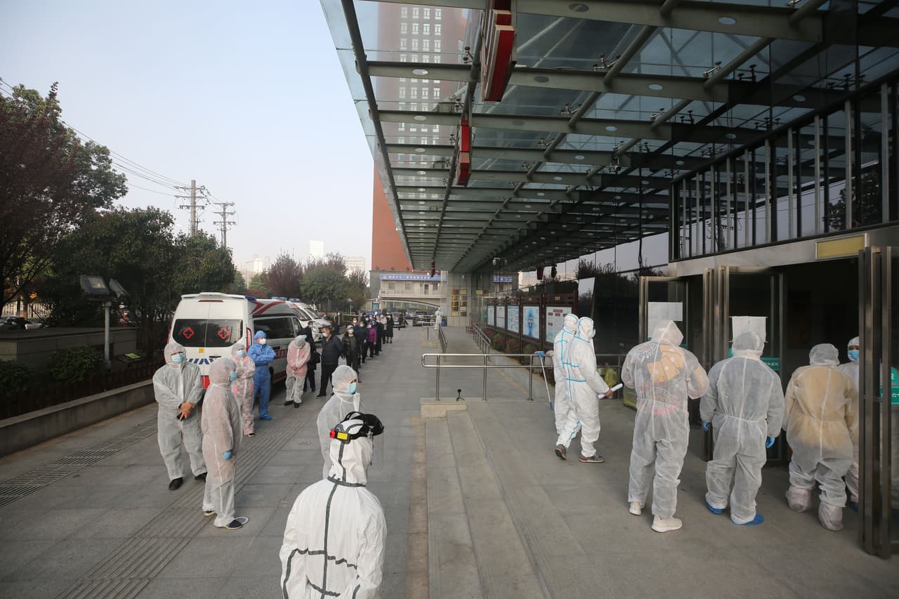 El virus, que se detectó por primera vez en Wuhan, se propagó exponencialmente por Medio Oriente, Europa y América del Norte. El director general de la Organización Mundial de la Salud dijo que Europa es ahora el “epicentro de la pandemia”. En la foto una fila de pacientes recuperados del coronavirus que hacen fila para hacerse una prueba de control en un hospital en Wuhan, el 14 de marzo de 2020.