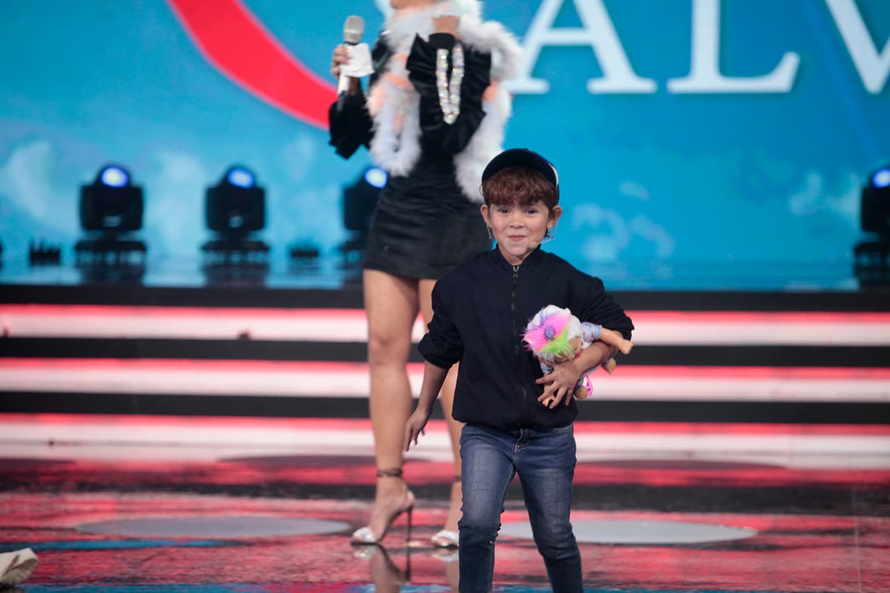 Danna subió al escenario para imitar a Verónica Castro, en su icónico personaje de ‘Rosa Salvaje’. Para esta escena, la niña contó con la compañía de mini Albertano y de Galilea, quien fue la villana del melodrama.