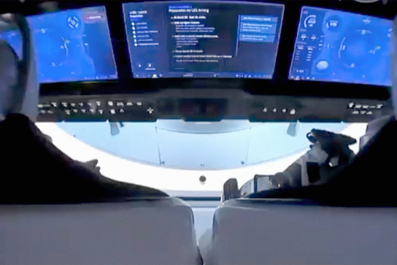 La cápsula Crew Dragon está diseñada para transportar a siete personas y es operada a través de un sistema de pantallas táctiles que los astronautas podrán activar incluso si llevan guantes.