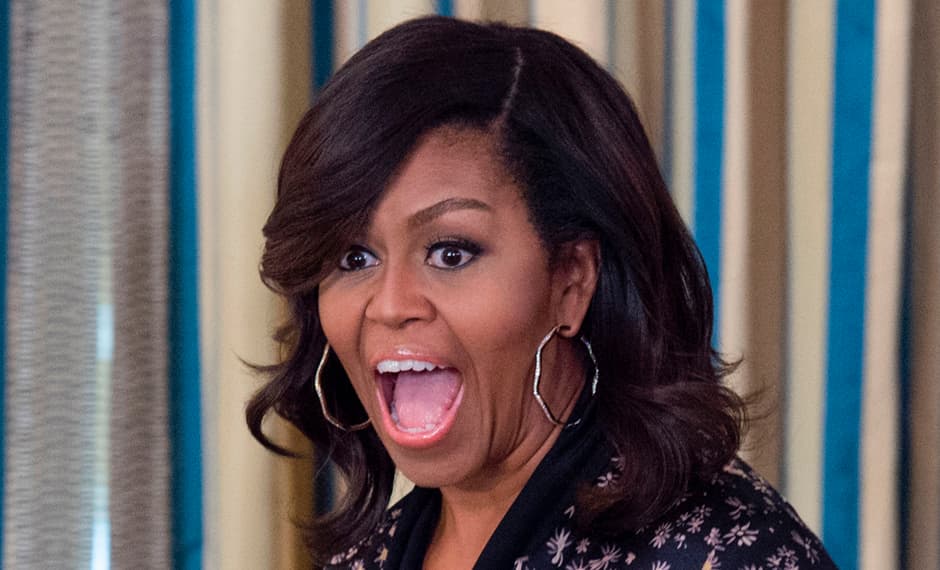 Si algo hace de Michelle Obama un personaje tan admirado, es la naturalidad de sus expresiones frente a las cámaras. Aquí la vemos en el momento en el que llega a dar un discurso a los estudiantes de las secundarias y de las universidades, el pasado 21 de octubre en Washington, D.C.
<b>Las sombras marrones llegaron finalmente a su párpados, mientras que en sus labios lleva su tono favorito, el rosado. </b>Su maquillista
<b>destacó su mirada</b> con ayuda del
<b>delineador</b>.
<br>