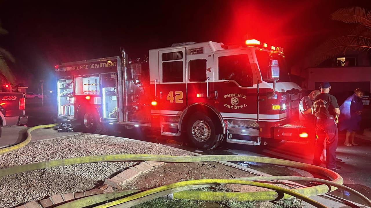 Cinco personas fueron desplazadas de su hogar por un incendio registrado la madruga de este jueves 19 de octubre en el área de 44th Avenue y Bell, al norte de la ciudad de Phoenix.
