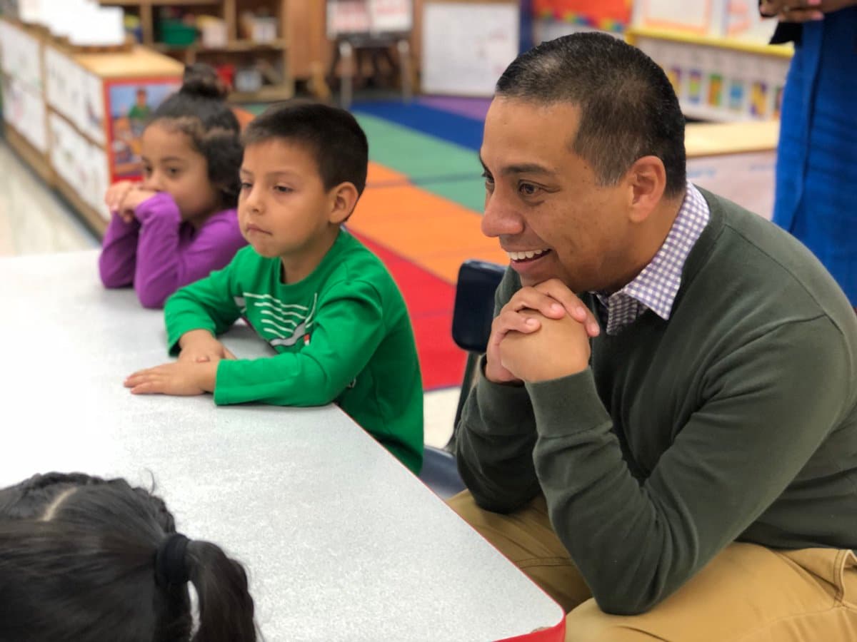 Renuncia miembro de la Junta Escolar de Los Ángeles tras aceptar que cometió fraude para ganar el cargo