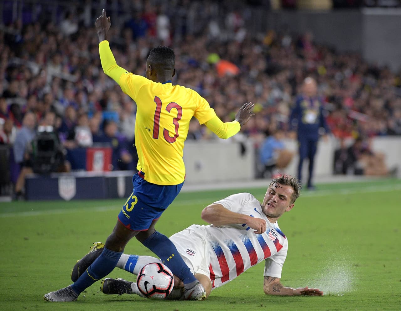 Jordan Morris, del Team USA, se barre con fuerza para desarmar al defensa de Ecuador Beder Caicedo (13), una imagen que ejemplificaba qué equipo era el que ejercía presión en el partido.