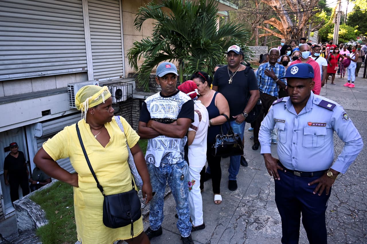 Sin embargo, mantuvieron la tasa oficial de 24 pesos cubanos por dólar, para las operaciones de las empresas estatales, que son la base de su economía.
<br>