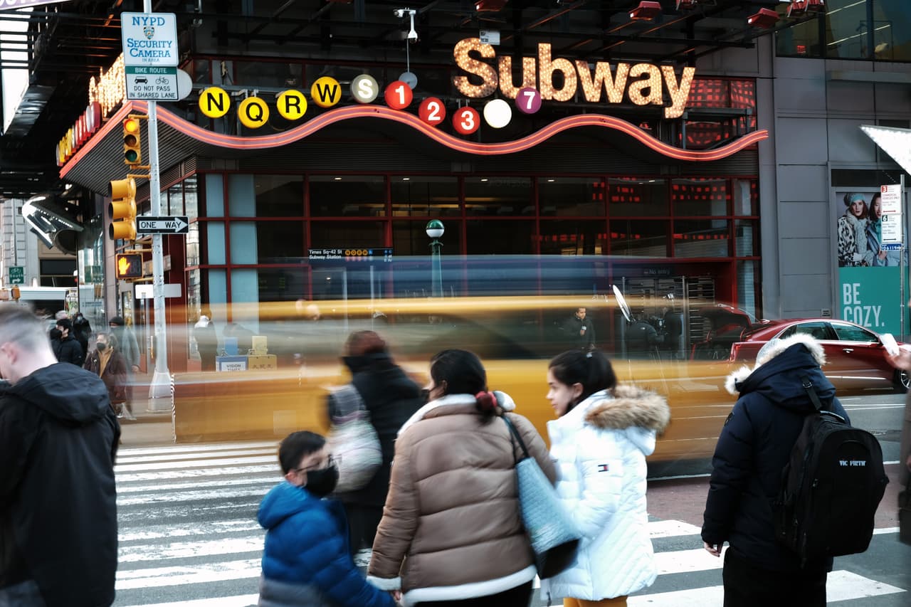 La víctima, de 40 años, fue empujada a las vías en la estación Times Square mientras se acercaba un tren.