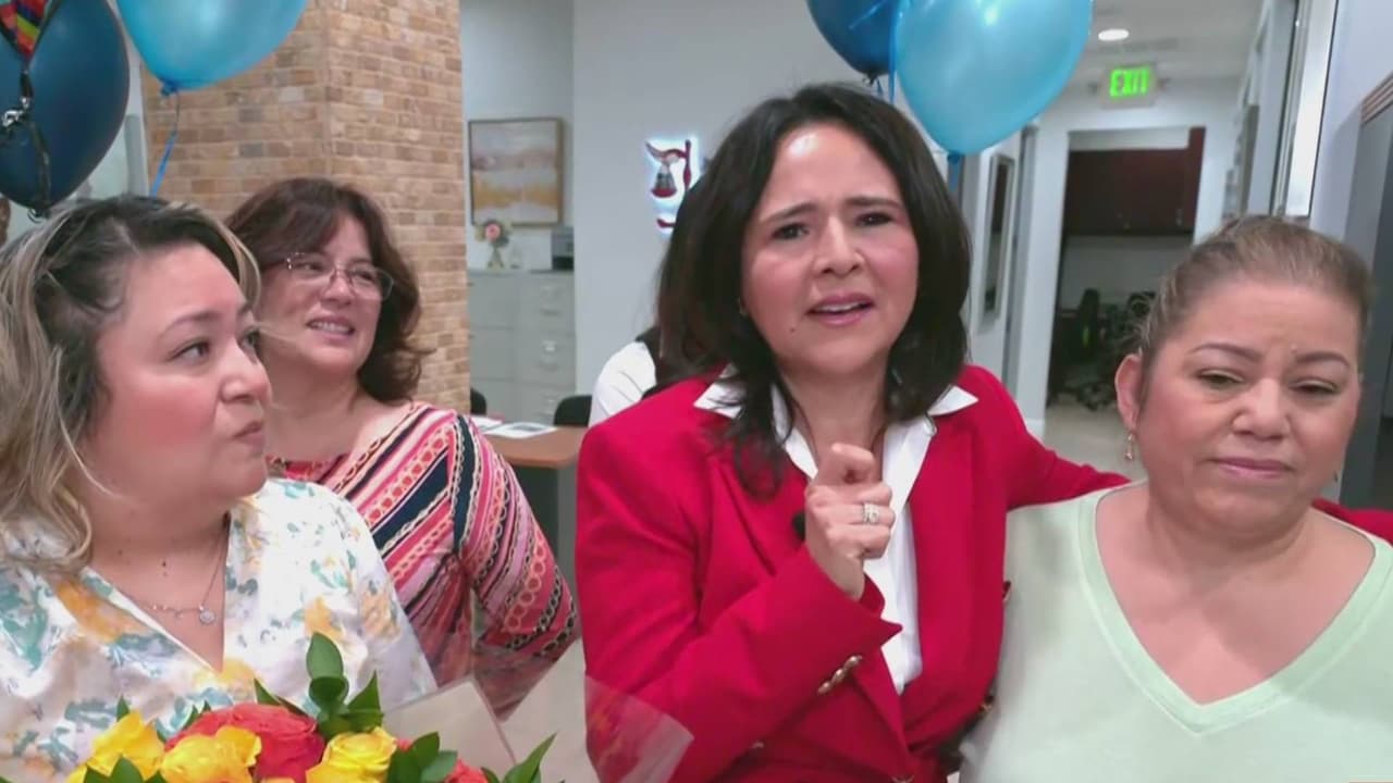 Abogada Jessica Domínguez conmovida hasta las lágrimas por linda sorpresa de su equipo de trabajo