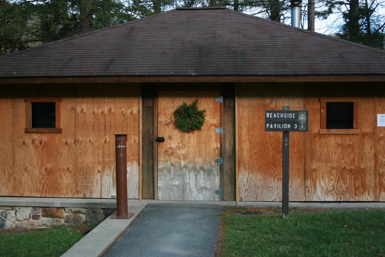 Greenwood Furnace ofrece recreación al aire libre durante todo el año. De noviembre a marzo, el pabellón 3 se convierte en una cabaña cálida equipada con una estufa de leña para facilitar la pesca en hielo, el patinaje sobre hielo, el esquí de fondo, las raquetas de nieve, los trineos en la colina detrás de la oficina o el calentamiento de los excursionistas después una agradable caminata de invierno.